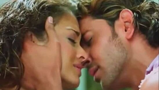 खुद्द ऐश्वर्यानेच हा दावा केला होता. ऐश्वर्याने डेली मेलला दिलेल्या मुलाखतीत सांगितले होते की, ‘मी 'धूम' चित्रपटात फक्त एकदाच हा सीन केला होता आणि तो चर्चेचा विषय बनला होता. तुम्हाला हे जाणून आश्चर्य वाटेल की, या सीनमुळे मला काही कायदेशीर नोटिसाही मिळाल्या आहेत.’ खुद्द ऐश्वर्यानेच हा दावा केला होता. ऐश्वर्याने डेली मेलला दिलेल्या मुलाखतीत सांगितले होते की, ‘मी 'धूम' चित्रपटात फक्त एकदाच हा सीन केला होता आणि तो चर्चेचा विषय बनला होता. तुम्हाला हे जाणून आश्चर्य वाटेल की, या सीनमुळे मला काही कायदेशीर नोटिसाही मिळाल्या आहेत.’