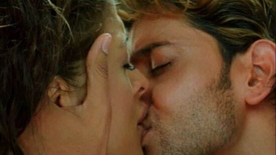 ऐश्वर्या पुढे म्हणाली होती की, ‘लोक मला म्हणत होते की, तू एक प्रतिष्ठित व्यक्ती आहेस. आमच्या घरातील महिलांसाठी तू एक उदाहरण आहेस, तू तुझे आयुष्य अशा आदर्श पद्धतीने जगली आहेस. तुला ऑनस्क्रीन किस करताना पाहून आम्हाला खूप अस्वस्थ व्हायला झालं. मग तू असे का केलेस?’ ऐश्वर्या पुढे म्हणाली होती की, ‘लोक मला म्हणत होते की, तू एक प्रतिष्ठित व्यक्ती आहेस. आमच्या घरातील महिलांसाठी तू एक उदाहरण आहेस, तू तुझे आयुष्य अशा आदर्श पद्धतीने जगली आहेस. तुला ऑनस्क्रीन किस करताना पाहून आम्हाला खूप अस्वस्थ व्हायला झालं. मग तू असे का केलेस?’