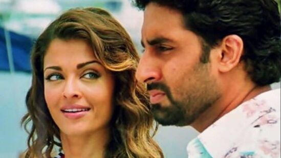 ऐश्वर्याने लग्नाच्या सहा महिने आधी हा सीन चित्रित केला होता आणि या चित्रपटात तिच्यासोबत अभिषेक बच्चनही होता. 'धूम २' हा चित्रपट २६ नोव्हेंबर २००६ रोजी रिलीज झाला होता. अभिषेक बच्चन आणि ऐश्वर्या राय यांचे लग्न २० एप्रिल २००७ रोजी झाले होते. ऐश्वर्याने लग्नाच्या सहा महिने आधी हा सीन चित्रित केला होता आणि या चित्रपटात तिच्यासोबत अभिषेक बच्चनही होता. 'धूम २' हा चित्रपट २६ नोव्हेंबर २००६ रोजी रिलीज झाला होता. अभिषेक बच्चन आणि ऐश्वर्या राय यांचे लग्न २० एप्रिल २००७ रोजी झाले होते.