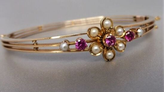 विशेषतः मध्यमवर्गीय कुटुंबातील लोक ज्यांना सोने खरेदी करण्यापूर्वी अनेक वेळा विचार करावा लागतो. विशेषतः मध्यमवर्गीय कुटुंबातील लोक ज्यांना सोने खरेदी करण्यापूर्वी अनेक वेळा विचार करावा लागतो.