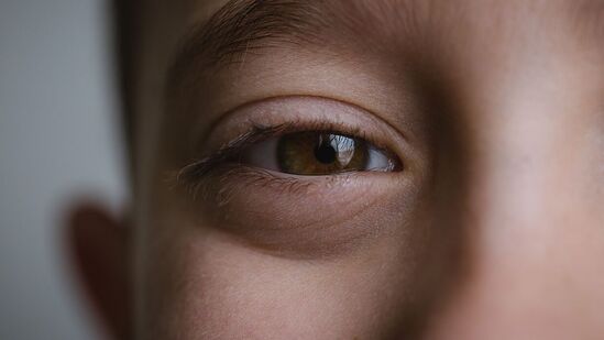 फटाके जाळताना नेहमी सेफ्टी गॉगल घाला. हा गॉगल तुमच्या डोळ्यांचे धूर, रसायने आणि फटाक्यांच्या लहान तुकड्यांपासून संरक्षण करेल. फटाके जाळताना नेहमी सेफ्टी गॉगल घाला. हा गॉगल तुमच्या डोळ्यांचे धूर, रसायने आणि फटाक्यांच्या लहान तुकड्यांपासून संरक्षण करेल.