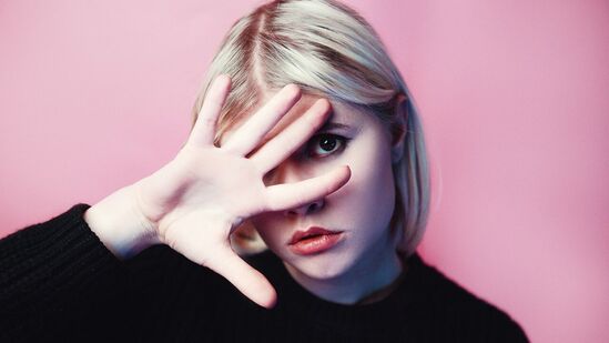 गरज नसल्यास फटाके जळत असलेल्या ठिकाणी जाणे टाळा. तुमचे डोळे संवेदनशील असतील, तर हा सण घरातच साजरा करा. धुराच्या जास्त संपर्कामुळे डोळ्यांमध्ये जळजळ आणि लालसरपणा येऊ शकतो. गरज नसल्यास फटाके जळत असलेल्या ठिकाणी जाणे टाळा. तुमचे डोळे संवेदनशील असतील, तर हा सण घरातच साजरा करा. धुराच्या जास्त संपर्कामुळे डोळ्यांमध्ये जळजळ आणि लालसरपणा येऊ शकतो.