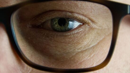 दिवाळीच्या काही दिवस आधी लोक फटाके आणि बॉम्ब फोडायला सुरुवात करतात, त्यामुळे धूर आणि प्रदूषणाची समस्या आधीच सुरू होते. अशावेळी बाहेरून घरी आल्यावर डोळे पाण्याने धुवायला विसरू नका. जर, तुम्हीही दिवाळीत फटाके वाजवत असाल, तर घरी परतल्यावर डोळे थंड पाण्याने धुवा. त्यामुळे डोळ्यात साचलेली फटाक्यांची धूळ आणि घाण निघून जाईल. दिवाळीच्या काही दिवस आधी लोक फटाके आणि बॉम्ब फोडायला सुरुवात करतात, त्यामुळे धूर आणि प्रदूषणाची समस्या आधीच सुरू होते. अशावेळी बाहेरून घरी आल्यावर डोळे पाण्याने धुवायला विसरू नका. जर, तुम्हीही दिवाळीत फटाके वाजवत असाल, तर घरी परतल्यावर डोळे थंड पाण्याने धुवा. त्यामुळे डोळ्यात साचलेली फटाक्यांची धूळ आणि घाण निघून जाईल.