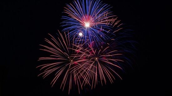 फटाके फोडताना त्यांच्यापासून योग्य अंतर राखणे आवश्यक आहे, जेणेकरून डोळे सुरक्षित राहतील. फटाक्यांच्या जवळ उभं राहून एखादा फटाका फोडला, तर त्यातून निघणाऱ्या ठिणग्या किंवा धूर डोळ्यांपर्यंत पोहोचू शकतो. अनेक वेळा जवळून फटाके फोडल्याने डोळ्यांना इजा होण्याचा धोका अधिक असतो.