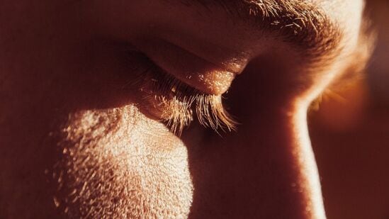 दिवाळीपूर्वीच देशातील काही भागात प्रदूषणाचे प्रमाण वाढले आहे. अशा स्थितीत या काळात प्रदूषणात आणखी वाढ होणार हे नक्की. यामुळे डोळे कोरडे होऊ लागतात. त्यामुळे तुम्ही डॉक्टरांकडून प्रिस्क्रिप्शन घेऊन आय ड्रॉप्स वापरू शकता. यामुळे तुमचे डोळे हायड्रेट राहतील आणि जळजळ कमी होईल. दिवाळीपूर्वीच देशातील काही भागात प्रदूषणाचे प्रमाण वाढले आहे. अशा स्थितीत या काळात प्रदूषणात आणखी वाढ होणार हे नक्की. यामुळे डोळे कोरडे होऊ लागतात. त्यामुळे तुम्ही डॉक्टरांकडून प्रिस्क्रिप्शन घेऊन आय ड्रॉप्स वापरू शकता. यामुळे तुमचे डोळे हायड्रेट राहतील आणि जळजळ कमी होईल.