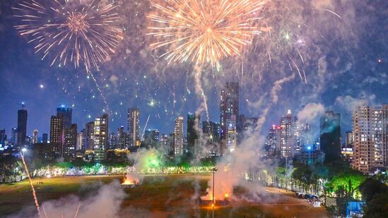 दिवाळीच्या फटाक्यांवर विचित्र प्रयोग करू नका, फटाके चेहऱ्यापासून दूर ठेवा. फटाके नीट जळले नाहीत तर त्यांना पुन्हा पेटवण्याचा प्रयत्न करू नका.