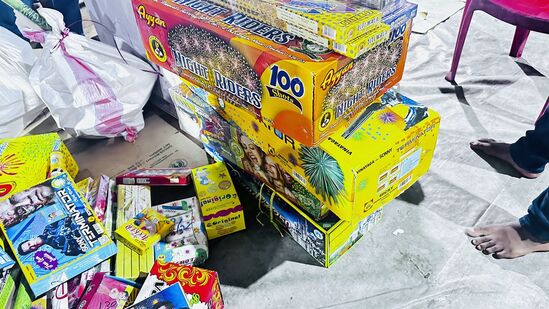 विजेच्या खांबाजवळ फटाके फोडू नका. फटाके जाळताना ते हाताने धरू नका. फटाके हातात ठेवून पेटवू नका आणि रस्त्यावर उघड्यावर टाकू नका. फटाक्यांच्या धुरापासून दूर राहा.