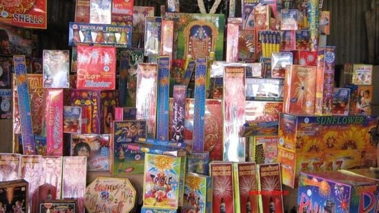 फटाके पेटवताना नेहमी पाणी आणि वाळूची बादली जवळपास असू द्यावी. फटाक्यांवर लिहिलेल्या सूचनांचे काळजीपूर्वक पालन करावे. मुलांनी मोठ्यांच्या देखरेखीखालीच फटाके फोडावेत. गवत आणि कोरड्या गवतापासून बनवलेल्या घरांपासून दूर फटाके पेटवावेत. सार्वजनिक ठिकाणी रॉकेट, फ्लॉवरपॉट आणि इतर उडणारे फटाके जाळावेत. चुकून जखमी झाल्यास जखम थंड पाण्याने धुवावी आणि ताबडतोब डॉक्टरांचा सल्ला घ्या.