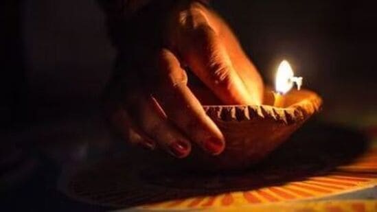 मातीचे दिवे लावा :&nbsp;दिवाळीच्या रात्री मातीचे दिवे लावून घराच्या कोपऱ्यात ठेवल्याने घरात धन आणि समृद्धी येते, अशी पौराणिक मान्यता आहे. घरात&nbsp;जितके जास्त दिवे प्रज्वलित होतील तितका सकारात्मक ऊर्जेचा प्रवाह वाढेल आणि देवी लक्ष्मीच्या घरात प्रवेश&nbsp;होईल.