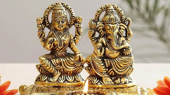 लक्ष्मी-गणेशाची पूजा : दिवाळीच्या दिवशी देवी लक्ष्मी आणि गणेशाची पूजा करणे अनिवार्य मानले जाते. अशी धार्मिक मान्यता आहे की या दिवशी माता लक्ष्मी पृथ्वीवर येते आणि जो व्यक्ती तिचे मनोभावे पूजा करतो त्याला लक्ष्मी देवीचा आशीर्वाद मिळतो. दिवाळीच्या दिवशी लक्ष्मी-गणेशाच्या मूर्तीची प्रतिष्ठापना करून लक्ष्मीसूक्त आणि गणेश मंत्राचा जप करावा. पूजेमध्ये कमळाची फुले, हळद-कुंकू इत्यादींचा वापर करावा. लक्ष्मी-गणेशाची पूजा : दिवाळीच्या दिवशी देवी लक्ष्मी आणि गणेशाची पूजा करणे अनिवार्य मानले जाते. अशी धार्मिक मान्यता आहे की या दिवशी माता लक्ष्मी पृथ्वीवर येते आणि जो व्यक्ती तिचे मनोभावे पूजा करतो त्याला लक्ष्मी देवीचा आशीर्वाद मिळतो. दिवाळीच्या दिवशी लक्ष्मी-गणेशाच्या मूर्तीची प्रतिष्ठापना करून लक्ष्मीसूक्त आणि गणेश मंत्राचा जप करावा. पूजेमध्ये कमळाची फुले, हळद-कुंकू इत्यादींचा वापर करावा.