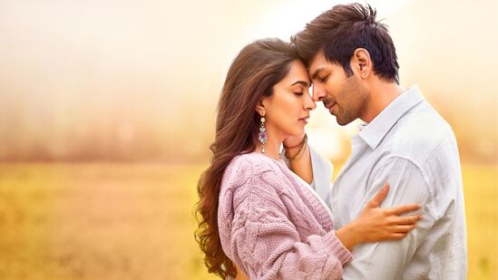 गेल्या वर्षी प्रदर्शित झालेला कार्तिक आर्यनचा 'सत्यप्रेम की कथा' हा चित्रपट काही कारणांमुळे वादात अडकला होता, पण त्याने बॉक्स ऑफिसवर प्रचंड कमाईही केली होती. या चित्रपटाचे ओपनिंग वीकेंड कलेक्शन ३७ कोटी ३५ लाख रुपये होते. गेल्या वर्षी प्रदर्शित झालेला कार्तिक आर्यनचा 'सत्यप्रेम की कथा' हा चित्रपट काही कारणांमुळे वादात अडकला होता, पण त्याने बॉक्स ऑफिसवर प्रचंड कमाईही केली होती. या चित्रपटाचे ओपनिंग वीकेंड कलेक्शन ३७ कोटी ३५ लाख रुपये होते.