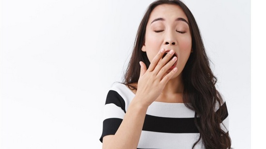 तसेच तोंड कोरडे पडू नये म्हणून दिवसभर पुरेसे पाणी प्या. पाणी प्यायल्याने लाळेचे उत्पादन वाढते, जे श्वासाची दुर्गंधी दूर ठेवण्यास मदत करते. तेच तज्ञ म्हणतात की तंबाखू किंवा इतर हानिकारक पदार्थांसारखे श्वासोच्छवासात दुर्गंधी आणणारे पदार्थ किंवा पदार्थांचे सेवन टाळले पाहिजे. आज या लेखाच्या माध्यमातून आम्ही तुम्हाला श्वासाची दुर्गंधी दूर करण्याचे काही उपाय सांगणार आहोत. तसेच तोंड कोरडे पडू नये म्हणून दिवसभर पुरेसे पाणी प्या. पाणी प्यायल्याने लाळेचे उत्पादन वाढते, जे श्वासाची दुर्गंधी दूर ठेवण्यास मदत करते. तेच तज्ञ म्हणतात की तंबाखू किंवा इतर हानिकारक पदार्थांसारखे श्वासोच्छवासात दुर्गंधी आणणारे पदार्थ किंवा पदार्थांचे सेवन टाळले पाहिजे. आज या लेखाच्या माध्यमातून आम्ही तुम्हाला श्वासाची दुर्गंधी दूर करण्याचे काही उपाय सांगणार आहोत.