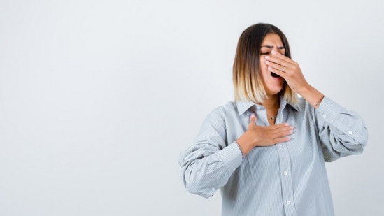 दही- नियमितपणे दह्याचे सेवन केल्याने श्वासाची दुर्गंधी कमी होऊ शकते. दह्यामध्ये असलेले प्रोबायोटिक्स चांगल्या बॅक्टेरियाला प्रोत्साहन देतात. जे दुर्गंधी निर्माण करणाऱ्या जीवाणूंचा सामना करतात. त्यामुळे जर तुम्हाला वाटत असेल की तुमच्या तोंडाला दुर्गंधी येत आहे आणि तुमचा आत्मविश्वास कमी होत आहे, तर दह्याचे सेवन नक्की करा. दही- नियमितपणे दह्याचे सेवन केल्याने श्वासाची दुर्गंधी कमी होऊ शकते. दह्यामध्ये असलेले प्रोबायोटिक्स चांगल्या बॅक्टेरियाला प्रोत्साहन देतात. जे दुर्गंधी निर्माण करणाऱ्या जीवाणूंचा सामना करतात. त्यामुळे जर तुम्हाला वाटत असेल की तुमच्या तोंडाला दुर्गंधी येत आहे आणि तुमचा आत्मविश्वास कमी होत आहे, तर दह्याचे सेवन नक्की करा.