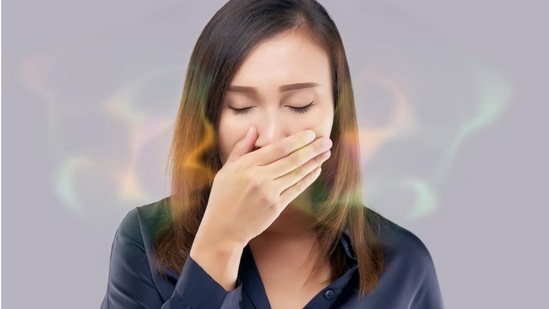 कडुलिंब आणि गुलाबजल-प्राचीन काळापासून तोंड स्वच्छ करण्यासाठी कडुलिंबाच्या काड्यांचा वापर केला जातो. त्यातील अँटी-बॅक्टेरियल गुणधर्म श्वासाची दुर्गंधी दूर ठेवण्यास मदत करतात. त्यामुळे गुलाब पाण्यात अँटीसेप्टिक गुणधर्म असतात, जे तोंडातील बॅक्टेरिया नष्ट करतात. माऊथवॉश म्हणून तुम्ही गुलाबपाणी वापरू शकता. कडुलिंब आणि गुलाबजल-प्राचीन काळापासून तोंड स्वच्छ करण्यासाठी कडुलिंबाच्या काड्यांचा वापर केला जातो. त्यातील अँटी-बॅक्टेरियल गुणधर्म श्वासाची दुर्गंधी दूर ठेवण्यास मदत करतात. त्यामुळे गुलाब पाण्यात अँटीसेप्टिक गुणधर्म असतात, जे तोंडातील बॅक्टेरिया नष्ट करतात. माऊथवॉश म्हणून तुम्ही गुलाबपाणी वापरू शकता.