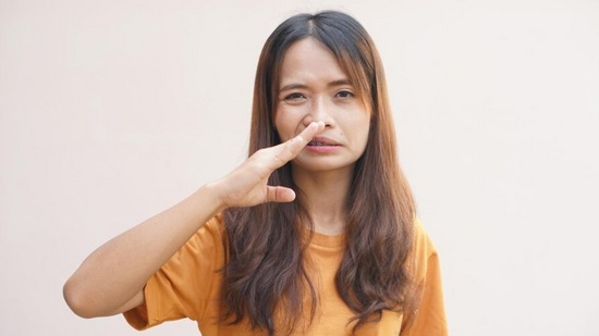 ही स्थिती तुम्हाला संभाषण टाळण्यास, कमी बोलण्यास किंवा लोकांपासून दूर राहण्यास प्रवृत्त करू शकते. ज्यामुळे तुमचा आत्मविश्वास कमी होऊ शकतो. दातांच्या चांगल्या स्वच्छतेसाठी, दिवसातून किमान दोनदा दात घासणे आवश्यक आहे, विशेषतः जेवल्यानंतर. तसेच ब्रश करताना जीभ स्वच्छ करा, कारण जिभेवर बॅक्टेरिया जमा होऊ शकतात, ज्यामुळे श्वासाला दुर्गंधी येते. ही स्थिती तुम्हाला संभाषण टाळण्यास, कमी बोलण्यास किंवा लोकांपासून दूर राहण्यास प्रवृत्त करू शकते. ज्यामुळे तुमचा आत्मविश्वास कमी होऊ शकतो. दातांच्या चांगल्या स्वच्छतेसाठी, दिवसातून किमान दोनदा दात घासणे आवश्यक आहे, विशेषतः जेवल्यानंतर. तसेच ब्रश करताना जीभ स्वच्छ करा, कारण जिभेवर बॅक्टेरिया जमा होऊ शकतात, ज्यामुळे श्वासाला दुर्गंधी येते.