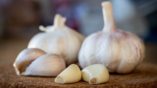 याशिवाय तुम्हाला हवे असल्यास तुम्ही लसणाचा चहा देखील घेऊ शकता. दररोज सकाळी रिकाम्या पोटी लसणाचे नियमित सेवन केल्यास यूरिक ॲसिड नियंत्रित ठेवण्यास मदत होते. याशिवाय, त्याच्या सेवनाने इतर आरोग्य फायदे देखील मिळतील.