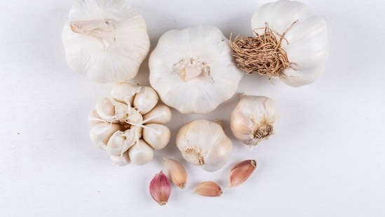 शरीरातील यूरिक ॲसिडची पातळी कमी करण्यासाठी तुम्ही दररोज सकाळी रिकाम्या पोटी कच्चा लसूण खाऊ शकता. यासाठी लसणाच्या दोन पाकळ्या एक ग्लास कोमट पाण्यासोबत चघळून खाव्यात.