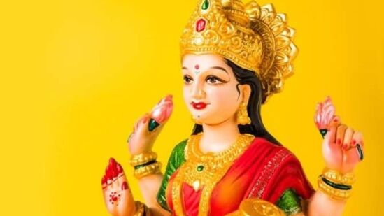 देवी लक्ष्मीला प्रसन्न करण्यासाठी हे ४ उपाय करा; उपाय आहेत सोपे, पण लाभ मोठे!