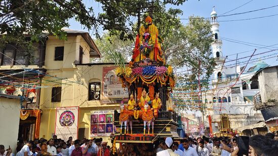 जळगावच्या जुन्या गावातील रामपेठेतील प्रभू श्रीरामचंद्रांचे मंदिर हे ग्रामदैवत मानले जाते. श्रीराम मंदिर संस्थानतर्फे कार्तिकी शुद्ध प्रतिपदेपासून वहनोत्सव साजरा होत असतो. जलग्राम प्रदक्षिणा घालताना गावात ठिकठिकाणी भजन- भारूड, पानसुपारीचा कार्यक्रम होतो. वहनावर विविध प्राणिमात्रांसह देवी-देवतांच्या मूर्ती असतात.