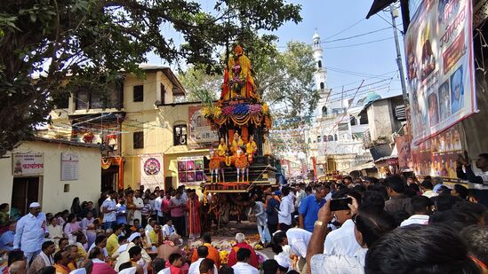 कार्तिकी प्रबोधिनी एकादशीला रथोत्सव साजरा झाल्यानंतर कार्तिकी शुद्ध त्रिपुरारी पौर्णिमेला उत्सवाचा समारोप होतो. यामुळे जळगावनगरीत पंधरा दिवसांचा दीपोत्सव व आनंदोत्सव साजरा होत असतो. झेंडूच्या फुलांचा हारांनी हा रथोत्सव आकर्षक असा सजवला जातो.
