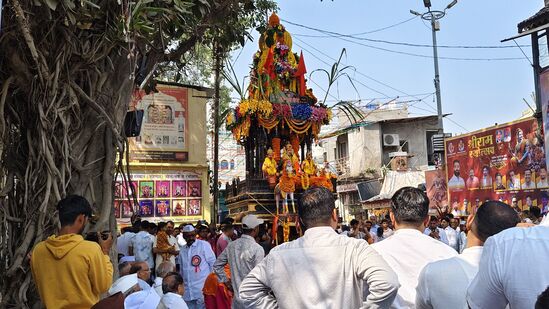 वंशपरंपरेने&nbsp;हरिभक्ती परायण श्री मंगेश महाराजांच्या हस्ते श्रीराम रथाचे पूजन व महाआरती झाली. त्यानंतर श्रीराम रथावर आरुढ होणारी प्रभू श्रीरामचंद्रांची उत्सव मूर्तीची आरती होऊन रथावर मूर्ती विराजमान झाली असून, परंपरेनुसार रथावर गरुड, मारुती, अर्जुन, दोन घोडे आदी मुर्त्या असतात.&nbsp;