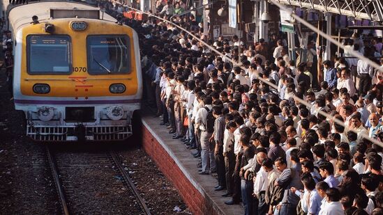 मुंबई लोकल सेवा: मध्य रेल्वे मार्गावर तांत्रिक बिघाड, गाड्या उशीराने