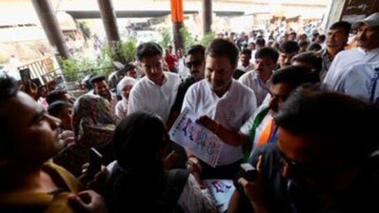 नांदेड लोकसभा पोटनिवडणूक व विधानसभा मतदारसंघासाठी प्रचार सभा संपल्यानंतर राहुल गांधी थेट नांदेडच्या बस स्थानकात पोहोचले. यावेळी त्यांना पाहण्यासाठी प्रचंड गर्दी जमली होती. लोकांच्या गर्दीतून वाट काढत राहुल गांधी बस स्थानकातील एका रसवंतीगृहात गेले. रसवंतीमध्ये असलेल्या महिलांशी त्यांनी आपुलकीने संवाद साधला.&nbsp;