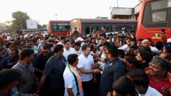 बसस्थानकात व रसवंतीगृहात राहुल गांधी अचानक गेल्याने सुरक्षा यंत्रणांची मोठी धावपळ झाली. नांदेडच्या बसस्थानक गप्पा मारल्यानंतर राहुल गांधींनी बस स्थानकातील नवनाथ रसवंतीगृहाला भेट दिली. राहुल गांधी अचानक आल्याचे पाहून रसवंतीगृहातील लोकांना आश्चर्य वाटलं. यावेळी राहुल गांधींनी रसवंतीगृहात उसाच्या रसाचा आस्वाद घेतला.&nbsp;