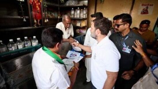 गेल्या महिन्यात कोल्हापूर दौऱ्यातही राहुल गांधींनी एका दलित कुटूंबाच्या घरी जाऊन जेवण बनवले होते. राहुल गांधी यांच्या हातचे जेवण खाऊन समाधान वाटल्याचे त्यावेळी त्या कुटूंबाने सांगितले होते. यावेळी राहुल गांधींनी बसस्थानकावर जाऊन महिलांशी संवाद साधला. त्यावेळी महिलांनी महागाई आणि बेरोजगारीविषयी राहुल गांधींना सांगितले. तसेच राहुल गांधींनी यावेळी महाविकास आघाडीच्या महालक्ष्मी योजनेविषयी देखील सांगितले. राहुल गांधी यांना भेटून आनंद झाला अशी प्रतिक्रिया या महिलांनी दिली.