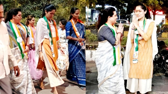 रेवती सुळे यांनी मे महिन्यात झालेल्या लोकसभा निवडणुकीदरम्यान त्यांची आई सुप्रिया सुळे यांच्यासाठी बारामती लोकसभा मतदारसंघात फिरून प्रचार केला होता. विधानसभा निवडणुकीत त्या युगेंद्र पवार यांच्यासाठी प्रचार रॅली काढून मतदारांना भेटत आहेत. बारामती मतदारसंघात खासकरून महिला आणि तरुणींना भेटून रेवती या युगेंद्र पवार यांचा प्रचार करताना दिसतात. रेवती सुळे यांनी मे महिन्यात झालेल्या लोकसभा निवडणुकीदरम्यान त्यांची आई सुप्रिया सुळे यांच्यासाठी बारामती लोकसभा मतदारसंघात फिरून प्रचार केला होता. विधानसभा निवडणुकीत त्या युगेंद्र पवार यांच्यासाठी प्रचार रॅली काढून मतदारांना भेटत आहेत. बारामती मतदारसंघात खासकरून महिला आणि तरुणींना भेटून रेवती या युगेंद्र पवार यांचा प्रचार करताना दिसतात.