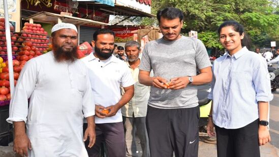 युगेंद्र पवार हे सध्या बारामतीत छोटे व्यापारी, फळ विक्रेते, चहा विक्रेत्यांच्या भेटीगाठीवर भर देत आहेत. बारामती शहरातील राजू बागवान यांच्या फ्रुट स्टॉलला युगेंद्र आणि रेवती यांनी नुकतीच भेट दिली. तसेच त्यांच्याशी गप्पा मारल्या. याप्रसंगी त्यांना पुढील व्यावसायिक वाटचालीसाठी शुभेच्छा दिल्या. युगेंद्र पवार हे सध्या बारामतीत छोटे व्यापारी, फळ विक्रेते, चहा विक्रेत्यांच्या भेटीगाठीवर भर देत आहेत. बारामती शहरातील राजू बागवान यांच्या फ्रुट स्टॉलला युगेंद्र आणि रेवती यांनी नुकतीच भेट दिली. तसेच त्यांच्याशी गप्पा मारल्या. याप्रसंगी त्यांना पुढील व्यावसायिक वाटचालीसाठी शुभेच्छा दिल्या.