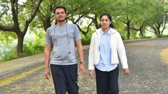 राष्ट्रवादी कॉंग्रेस (शरदचंद्र पवार) पक्षाचे उमेदवार युगेंद्र पवार आणि रेवती सुळे यांनी नुकतेच बारामती येथील विद्या प्रतिष्ठानमधील नक्षत्र गार्डनमध्ये सकाळी फेरफटका मारत मॉर्निंग वॉकला येणाऱ्या नागरिकांशी मनमोकळा संवाद साधत आहेत. राष्ट्रवादी कॉंग्रेस (शरदचंद्र पवार) पक्षाचे उमेदवार युगेंद्र पवार आणि रेवती सुळे यांनी नुकतेच बारामती येथील विद्या प्रतिष्ठानमधील नक्षत्र गार्डनमध्ये सकाळी फेरफटका मारत मॉर्निंग वॉकला येणाऱ्या नागरिकांशी मनमोकळा संवाद साधत आहेत.