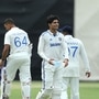 Shubman Gill Injury : शुभमन गिल पर्थ कसोटीतून बाहेर? झेल घेताना बोटाला दुखापत, टीम इंडियाचं टेन्शन वाढलं Shubman Gill Injury : शुभमन गिल पर्थ कसोटीतून बाहेर? झेल घेताना बोटाला दुखापत, टीम इंडियाचं टेन्शन वाढलं