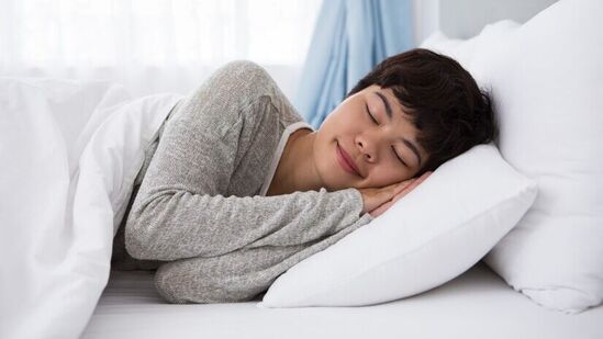 स्वप्नात पाऊस दिसणे :&nbsp;स्वप्नात पाऊस दिसणे खूप शुभ असते. म्हणजेच भविष्यात तुम्हाला लवकरच नोकरी मिळू शकते. व्यवसायात ही नफा दिसू शकतो. त्या व्यक्तीवर धनाची देवी लक्ष्मीचीही कृपा राहते, आशीर्वाद असतो.