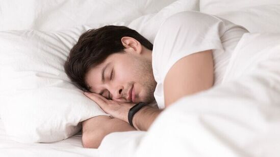 स्वप्नात पैसा पाहणे :&nbsp;स्वप्नशास्त्रानुसार स्वप्नात नोटा दिसणे शुभ असते. याचा अर्थ असा की, आपण भविष्यात पैसे मिळवू शकता. आर्थिक समस्यांपासून लवकरच सुटका मिळू शकते. शिवाय नाण्यांचा आवाज ऐकू आला तर तेही शुभ ठरते. याचा अर्थ भविष्यात आपले उत्पन्न वाढू शकते किंवा आपल्या उत्पन्नाचा स्त्रोत वाढू शकतो.