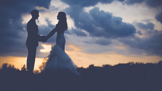 मकर :&nbsp;या आठवड्यात काही भाग्यवान लोकांच्या त्यांच्या जोडीदारासोबतच्या अडचणी दूर होतील. तुमच्या जोडीदाराला साथ द्या. नात्यातील समस्यांबद्दल मोकळेपणाने बोला. यामुळे नात्यात प्रेम आणि आनंद येईल. अविवाहितांना या आठवड्याच्या सुरुवातीला कोणीतरी खास भेटेल. तुम्हाला या प्रस्तावावर सकारात्मक प्रतिक्रिया देखील मिळू शकते.