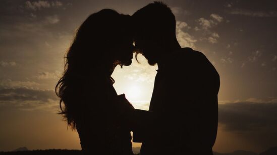 वृषभ :&nbsp;रोमान्सच्या दृष्टीने हा आठवडा लाभदायक आहे. अविवाहित वृषभ राशीच्या लोकांना ऑफिसमध्ये किंवा कौटुंबिक समारंभात कोणीतरी खास भेटेल. सकारात्मक प्रतिसाद मिळण्याची शक्यता आहे. जे लोक आधीच प्रेमात आहेत त्यांनी लग्नाचा निर्णय घेण्यापूर्वी एकत्र जास्त वेळ घालवला पाहिजे. तुमचे पालक नात्याला मान्यता देतील.