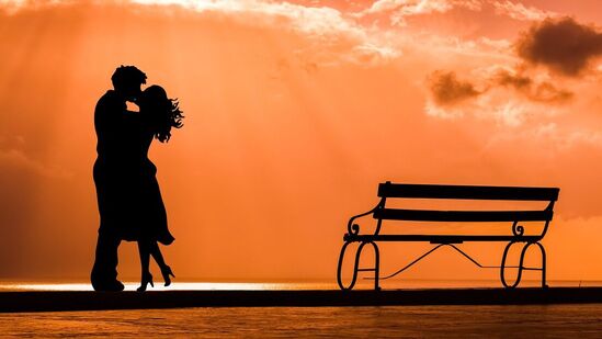 वृश्चिक :&nbsp;वृश्चिक राशीच्या लोकांसाठी प्रेमाच्या दृष्टीने हा आठवडा चांगला राहील. या आठवड्यात, लांबच्या नातेसंबंधातील जोडीदार अचानक त्यांना आश्चर्यचकित करू शकतात. प्रियकर नेहमी आनंदी राहील याची काळजी तुम्हाला घ्यावी लागेल. जे भाग्यशाली आहे त्यांना त्यांचे प्रेम पुन्हा भेटेल.