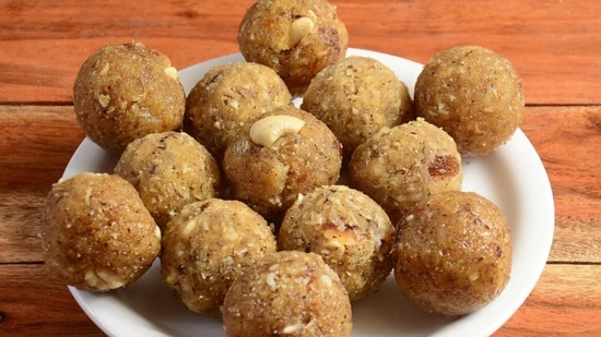 Ladoo Recipe: थंडीत बनवा पौष्टिक डिंकाचे लाडू, रेसिपीसोबत जाणून घ्या ...