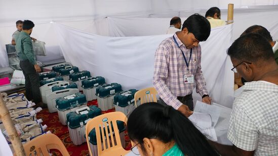 विधानसभा सार्वत्रिक निवडणुकीच्या अनुषंगाने २० नोव्हेंबर रोजी होणाऱ्या मतदानाच्या दिवशी मतदान केंद्राच्या १०० मीटरच्या आवारात मतदान केंद्र अध्यक्ष, सूक्ष्म निरीक्षक वगळता उमेदवार, उमेदवारांचे प्रतिनिधी, मतदार आदींना मोबाईल नेण्यास प्रतिबंध करण्यात आला आहे. मतदान केंद्रावर मोबाईल सापडल्यास कायदेशीर कारवाई करण्यात येणार आहे. विधानसभा सार्वत्रिक निवडणुकीच्या अनुषंगाने २० नोव्हेंबर रोजी होणाऱ्या मतदानाच्या दिवशी मतदान केंद्राच्या १०० मीटरच्या आवारात मतदान केंद्र अध्यक्ष, सूक्ष्म निरीक्षक वगळता उमेदवार, उमेदवारांचे प्रतिनिधी, मतदार आदींना मोबाईल नेण्यास प्रतिबंध करण्यात आला आहे. मतदान केंद्रावर मोबाईल सापडल्यास कायदेशीर कारवाई करण्यात येणार आहे. 