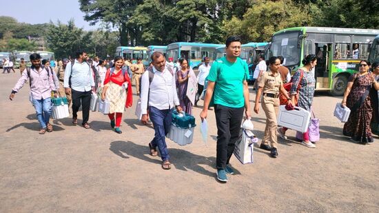 पुण्यात पोलिसांनी सराइतांविरुद्ध प्रतिबंधात्मक कारवाई केली असून, आतापर्यंत एक हजार ७०० जणांविरुद्ध प्रतिबंधात्मक कारवाई करण्यात आली आहे. पुण्यात पोलिसांनी सराइतांविरुद्ध प्रतिबंधात्मक कारवाई केली असून, आतापर्यंत एक हजार ७०० जणांविरुद्ध प्रतिबंधात्मक कारवाई करण्यात आली आहे.
