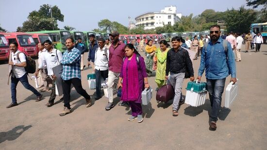 गुन्हे शाखेची पथके मतदानाच्या दिवशी गस्त घालणार आहेत. अतिरिक्त आयुक्त शैलेश बलकवडे, उपायुक्त निखिल पिंगळे, सहायक आयुक्त गणेश इंगळे, राजेंद्र मुळीक यांच्या मार्गदर्शनाखाली गुन्हे शाखेची पथके शहरातील वेगवेगळ्या भागांत गस्त घालणार आहेत. गुन्हे शाखेची पथके मतदानाच्या दिवशी गस्त घालणार आहेत. अतिरिक्त आयुक्त शैलेश बलकवडे, उपायुक्त निखिल पिंगळे, सहायक आयुक्त गणेश इंगळे, राजेंद्र मुळीक यांच्या मार्गदर्शनाखाली गुन्हे शाखेची पथके शहरातील वेगवेगळ्या भागांत गस्त घालणार आहेत.