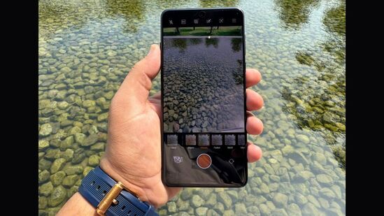 प्रो मॉडेलमध्ये 50 मेगापिक्सलचा एलवायटी 808 प्रायमरी सेन्सर, 50 मेगापिक्सलचा 3 एक्स टेलिफोटो सेन्सर आणि 50 मेगापिक्सलचा 6 एक्स पेरिस्कोप टेलिफोटो सेन्सर देण्यात आला आहे. यात 50 मेगापिक्सलचा अल्ट्रा-वाइड कॅमेरा देखील देण्यात आला आहे जो वापरकर्त्यांना शूटिंगचे विविध पर्याय प्रदान करतो.