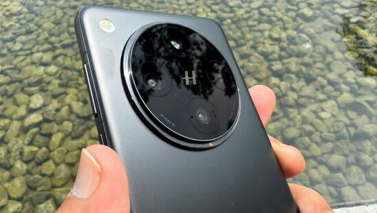 ओप्पोने फाइंड एक्स ८ सीरिजमधील प्रमुख वैशिष्ट्यांपैकी एक म्हणून कॅमेरा सेटअपवर भर दिला आहे. फाइंड एक्स 8 प्रो मध्ये दोन टेलिफोटो सेन्सरसह क्वाड-कॅमेरा सिस्टम आहे जे वापरकर्त्यांना प्रगत फोटोग्राफिक क्षमता प्रदान करते.