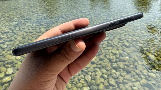 फाइंड एक्स 8 7.85 मिमी जाडीसह थोडा पातळ आहे आणि वजन 193 ग्रॅम आहे. हे दोन्ही फोन स्पेस ब्लॅक, पर्ल व्हाईट, स्टार ग्रे अशा विविध रंगांमध्ये उपलब्ध आहेत.