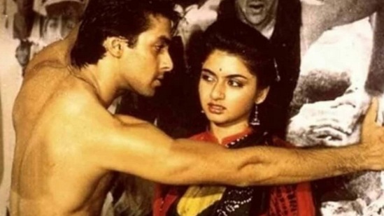 बॉलिवूड अभिनेत्री भाग्यश्रीने तिच्या करिअरची सुरुवात सलमान खानसोबत ‘मैंने प्यार किया’ (१९८९) या चित्रपटातून केली होती. या चित्रपटानंतर भाग्यश्रीने बिझनेसमन हिमालय दसानीशी लग्न केले. लग्नानंतर भाग्यश्रीने स्वत:ला फिल्मी जगापासून दूर केले. मात्र, बऱ्याच वर्षांनी भाग्यश्री पडद्यावर परतली. ‘स्मार्ट जोडी’ या रिॲलिटी शोमध्ये ती पतीसोबत दिसली होती. याशिवाय भाग्यश्री ‘राधे श्याम’मध्ये दिसली होती. भाग्यश्री अजूनही इंडस्ट्रीचा एक भाग आहे. तिचा हा चित्रपट तुम्ही प्राइम व्हिडिओवर पाहू शकता. बॉलिवूड अभिनेत्री भाग्यश्रीने तिच्या करिअरची सुरुवात सलमान खानसोबत ‘मैंने प्यार किया’ (१९८९) या चित्रपटातून केली होती. या चित्रपटानंतर भाग्यश्रीने बिझनेसमन हिमालय दसानीशी लग्न केले. लग्नानंतर भाग्यश्रीने स्वत:ला फिल्मी जगापासून दूर केले. मात्र, बऱ्याच वर्षांनी भाग्यश्री पडद्यावर परतली. ‘स्मार्ट जोडी’ या रिॲलिटी शोमध्ये ती पतीसोबत दिसली होती. याशिवाय भाग्यश्री ‘राधे श्याम’मध्ये दिसली होती. भाग्यश्री अजूनही इंडस्ट्रीचा एक भाग आहे. तिचा हा चित्रपट तुम्ही प्राइम व्हिडिओवर पाहू शकता.