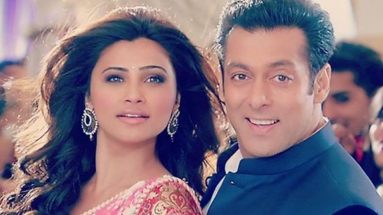 अभिनेत्री डेजी शाहने २०१४साली बॉलिवूडमध्ये पदार्पण केले होते. सलमान खानच्या ‘जय हो’ या चित्रपटातून तिने आपल्या करिअरची सुरुवात केली होती. डेझी शाह अजूनही चित्रपटसृष्टीचा एक भाग आहे. डेझी शाह ‘रेस ३’, ‘हेट स्टोरी ३’ यांसारख्या चित्रपटांमध्येही दिसली आहे. हा चित्रपट तुम्ही प्राईम व्हिडिओवर पाहू शकता. अभिनेत्री डेजी शाहने २०१४साली बॉलिवूडमध्ये पदार्पण केले होते. सलमान खानच्या ‘जय हो’ या चित्रपटातून तिने आपल्या करिअरची सुरुवात केली होती. डेझी शाह अजूनही चित्रपटसृष्टीचा एक भाग आहे. डेझी शाह ‘रेस ३’, ‘हेट स्टोरी ३’ यांसारख्या चित्रपटांमध्येही दिसली आहे. हा चित्रपट तुम्ही प्राईम व्हिडिओवर पाहू शकता.