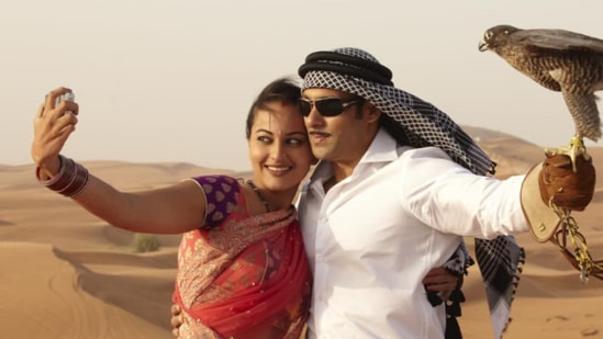 बॉलिवूड अभिनेत्री सोनाक्षी सिन्हाने २०१०मध्ये सलमान खानसोबत 'दबंग' चित्रपटातून पदार्पण केले होते. सोनाक्षीने तिच्या पहिल्या चित्रपटापासूनच प्रेक्षकांच्या हृदयात स्थान निर्माण केले होते. सोनाक्षी सिन्हा आज इंडस्ट्रीत मोठे नाव आहे. सोनाक्षी अनेक बॉलिवूड चित्रपटांमध्ये दिसली आहे. सोनाक्षी लवकरच ‘द ग्रेट इंडियन कपिल शो’च्या एपिसोडमध्ये दिसणार आहे. हा चित्रपट तुम्ही प्राईम व्हिडीओवर पाहू शकता. बॉलिवूड अभिनेत्री सोनाक्षी सिन्हाने २०१०मध्ये सलमान खानसोबत 'दबंग' चित्रपटातून पदार्पण केले होते. सोनाक्षीने तिच्या पहिल्या चित्रपटापासूनच प्रेक्षकांच्या हृदयात स्थान निर्माण केले होते. सोनाक्षी सिन्हा आज इंडस्ट्रीत मोठे नाव आहे. सोनाक्षी अनेक बॉलिवूड चित्रपटांमध्ये दिसली आहे. सोनाक्षी लवकरच ‘द ग्रेट इंडियन कपिल शो’च्या एपिसोडमध्ये दिसणार आहे. हा चित्रपट तुम्ही प्राईम व्हिडीओवर पाहू शकता.