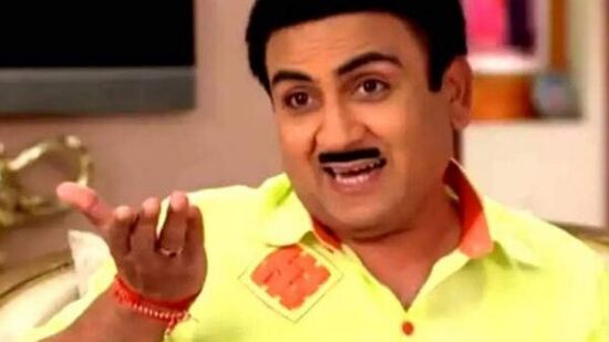 जेठालाल हे नाव जरी घेतले तरी सर्वांसमोर दिलीप जोशी यांचा चेहरा उभा राहातो. तारक मेहता का उल्टा चष्मा या मालिकेतील जेठालालचे लाखो चाहते आहेत. जेठालालच्या शिक्षणाविषयी बोलायचे झाले तर त्यांनी मुंबईतील केएनएस कॉलेज ऑफ कॉमर्स अँड इकोनॉमिक्समधून बी कॉम केले आहे. जेठालाल हे नाव जरी घेतले तरी सर्वांसमोर दिलीप जोशी यांचा चेहरा उभा राहातो. तारक मेहता का उल्टा चष्मा या मालिकेतील जेठालालचे लाखो चाहते आहेत. जेठालालच्या शिक्षणाविषयी बोलायचे झाले तर त्यांनी मुंबईतील केएनएस कॉलेज ऑफ कॉमर्स अँड इकोनॉमिक्समधून बी कॉम केले आहे.