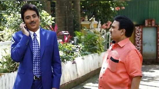 तारक मेहता का उल्टा चष्मा मालिकेत तारक मेहता ही भूमिका शैलेश लोढा यांनी साकरली होती. काही दिवसांपूर्वी त्यांनी मालिका सोडली. त्यांचे आणि निर्मात्यांचे वाद सर्वांसमोर आले होते. शैलेश लोढा यांच्या शिक्षणाविषयी बोलायचे झाले तर त्यांनी मार्केटिंगमध्ये पोस्ट ग्रॅज्युएशन केले आहे. तारक मेहता का उल्टा चष्मा मालिकेत तारक मेहता ही भूमिका शैलेश लोढा यांनी साकरली होती. काही दिवसांपूर्वी त्यांनी मालिका सोडली. त्यांचे आणि निर्मात्यांचे वाद सर्वांसमोर आले होते. शैलेश लोढा यांच्या शिक्षणाविषयी बोलायचे झाले तर त्यांनी मार्केटिंगमध्ये पोस्ट ग्रॅज्युएशन केले आहे. 